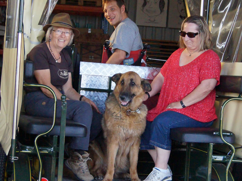 Gemütliches Beisammensein auf der Fahrschul-Rolli-Kutsche mit Nico und Barbara (Mama) Häfele, Schäferhündin Kira und Heidi